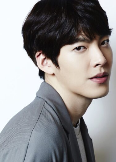 وكالة الممثل “Kim Woo Bin” ترد على شائعات عودته إلى الشاشة الكبيرة بفيلم جريمة جديد