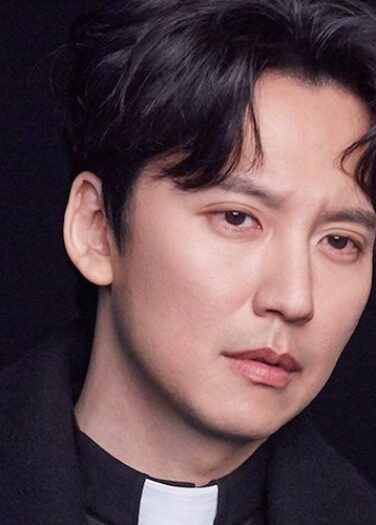 Kim Nam Gil أُصيب بكسر في معصمه في موقع تصوير دراما The Fiery Priest