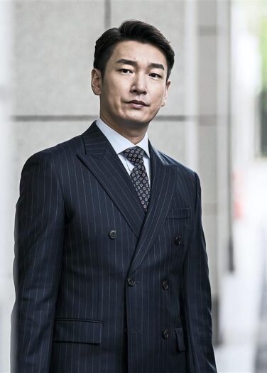 الممثل Cho Seung Woo سيأخذ استراحة من الأنشطة بسبب المخاوف الصحية