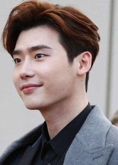 تم الكشف عن موعد تجنيد الممثل Lee Jong Suk